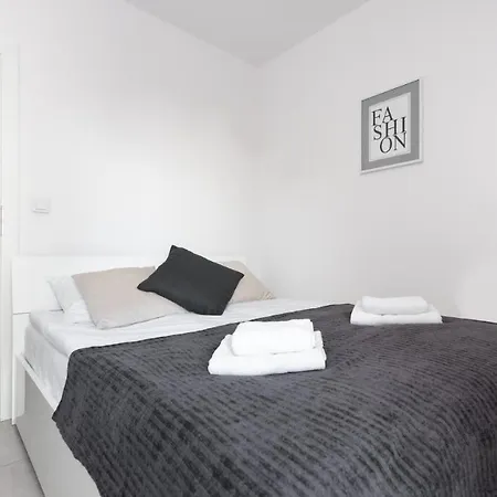 Center Pool & parking Apartment *